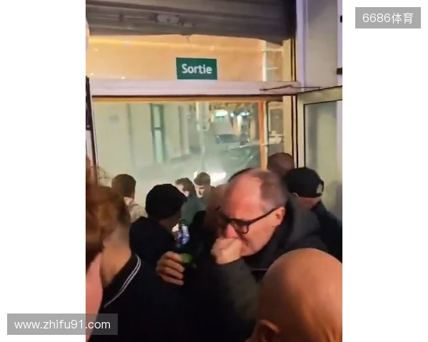 邮报:纽卡球迷在法国遇袭,被马赛球迷投掷催泪瓦斯